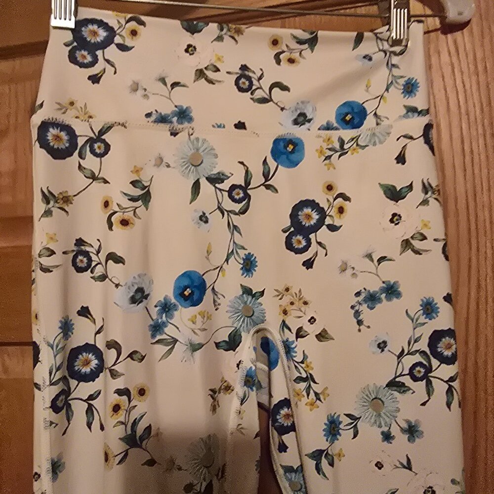 Athletic leggings - m - Fabletics - cream with blue flowers - Picture 2 of 5